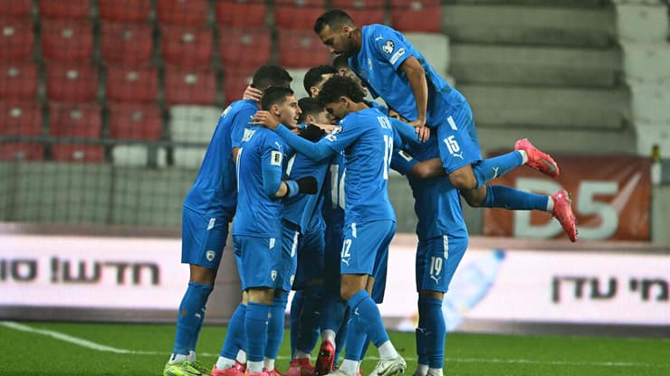יחגגו גם בקישינב? שחקני נבחרת ישראל (Attila KISBENEDEK / AFP) שחקני נבחרת ישראל חוגגים