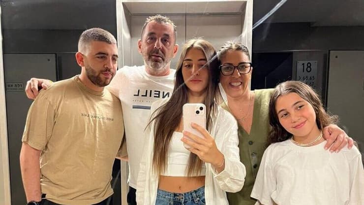 סרן עידן בלוי ומשפחתו. "יש לי עוד שתי בנות, מגיע להן אמא מתפקדת" (צילום: מתוך אלבום משפחתי ) סרן עידן בלוי, קשר"ג גדוד 13 בחטיבת גולני, נפל בקרב בנחל עוז בטבח 7 באוקטובר