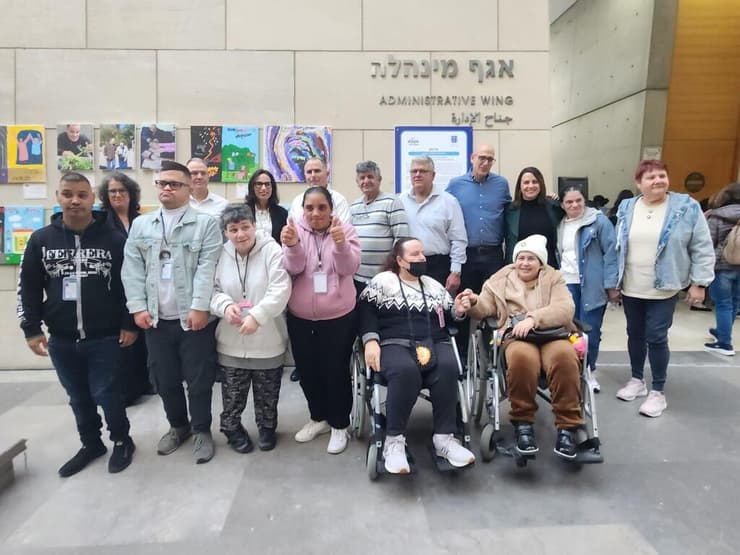 אמני עמותת אקים יחד עם הודיה יגל, מנהלת תכניות פנאי ארצית באקים, ניר נאמן, סמנכ"ל אקים ישראל, איתן שטיאסני, יו"ר אקים חיפה, רוני צביק חבר הנהלת אקים חיפה, השופט טל פפרני סגן נשיאת בית משפט השלום בחיפה, השופטת שלי אייזנברג נשיאת בית משפט השלום בחיפה, השופט אבי לוי נשיא בית המשפט המחוזי בחיפה ומיכל סגל, מנכ"לית אקים חיפה (צילום: דוברות אקים) אמני אקים יחד עם הודיה יגל, מנהלת תכניות פנאי ארצית באקים, ניר נאמן, סמנכ"ל אקים ישראל, איתן שטיאסני, יו"ר אקים חיפה, רוני צביק חבר הנהלת אקים חיפה, השופט טל פפרני סגן נשיאת בית משפט השלום בחיפה, השופטת שלי אייזנברג נשיאת בית משפט השלום בחיפה, השופט אבי לוי נשיא בית המשפט המחוזי בחיפה ומיכל סגל, מנכ"לית אקים חיפה