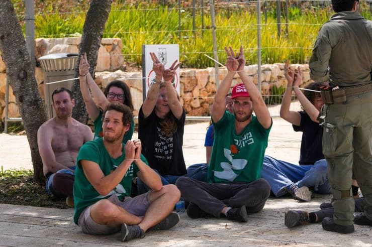 מפגינים חוסמים את הכנסת