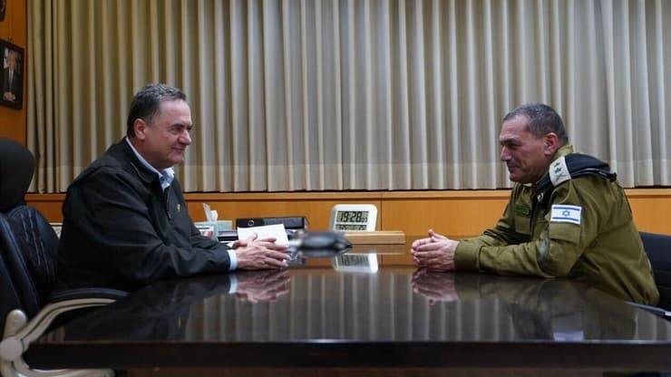 זמיר וכ"ץ בפגישת הפיוס (צילום: אריאל חרמוני, משרד הביטחון) שר הביטחון ישראל כ"ץ והרמטכ"ל אייל זמיר