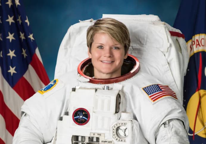 אן מקליין בחליפת חלל של נאס"א