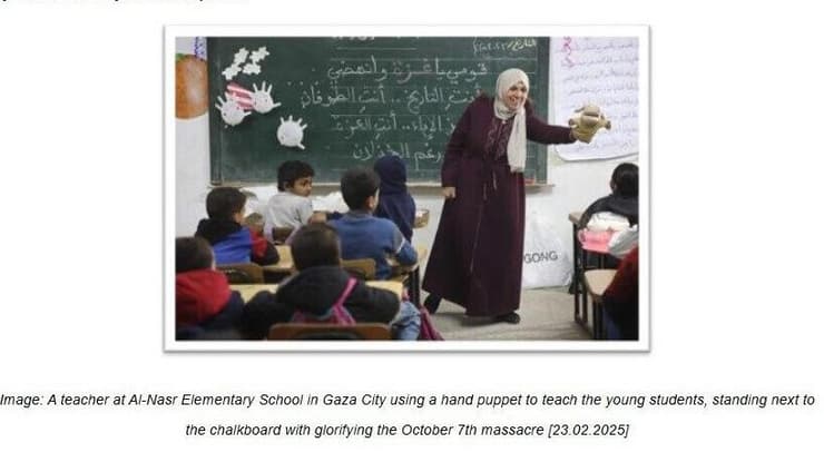 מורה בבית ספר מלמדת ילדים עם בובה לצד לוח עם תוכן שמאדיר את טבח ה-7 באוקטובר