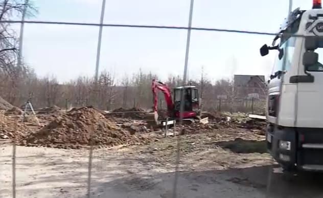 העבודות שהחלו במקום (צילום: מתוך שידורי ערוץ TVP3 בפולין) העבודות שהחלו במקום