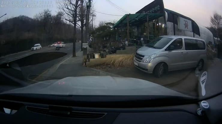 אופנוען נופל לתוך בולען שנפער ב סיאול דרום קוריאה ונהרג