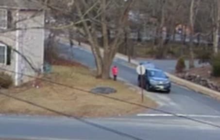 הילדה ליד מכוניתו של החשוד