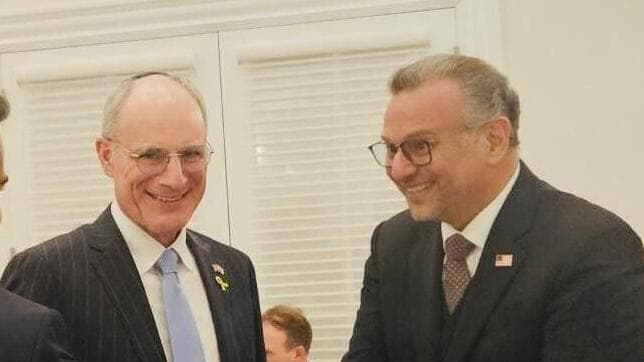 השגריר לייטר (משמאל) לצד בולוס שגריר ישראל בארה"ב, ד"ר יחיאל לייטר ומסעד בולוס, חתנו של טראמפ