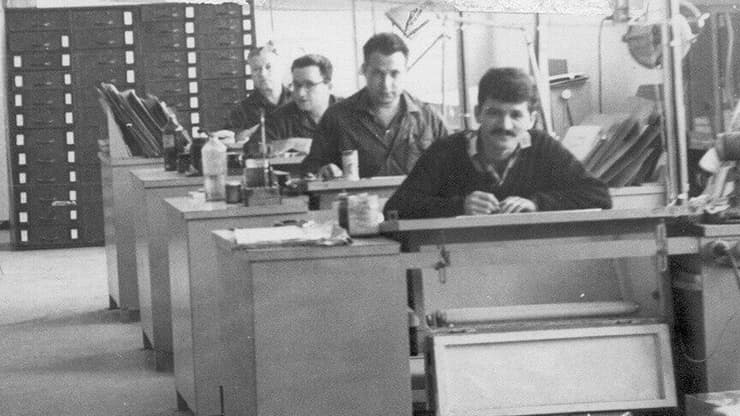 שלמה בילגורי  (יושב בסוף) בבית הדפוס "גרפיקה בצלאל"