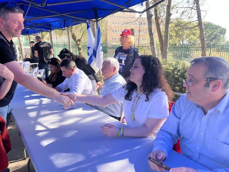 מחאת חברי כנסת מאופוזיציה מחוץ לכנסת