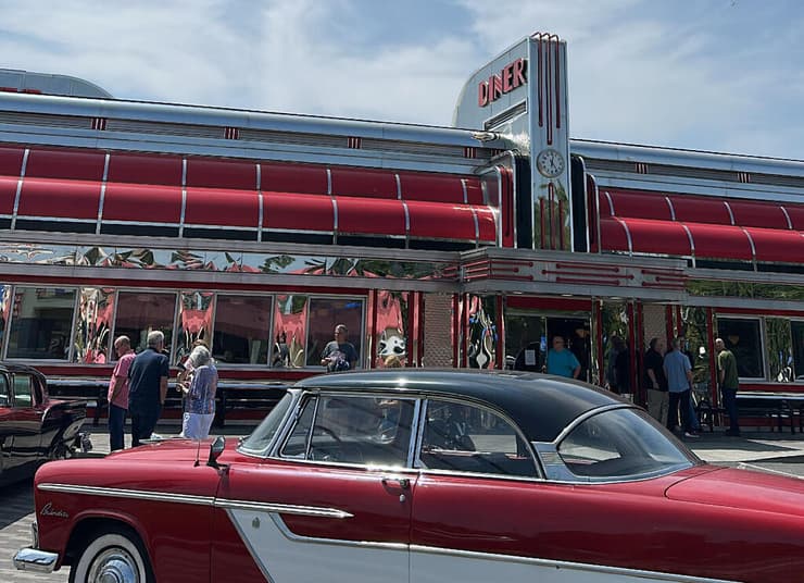 דיינר אמריקאי בעיירה Pigeon Forge, טנסי, ארה״ב