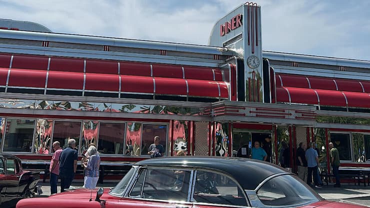 דיינר אמריקאי בעיירה Pigeon Forge, טנסי, ארה״ב