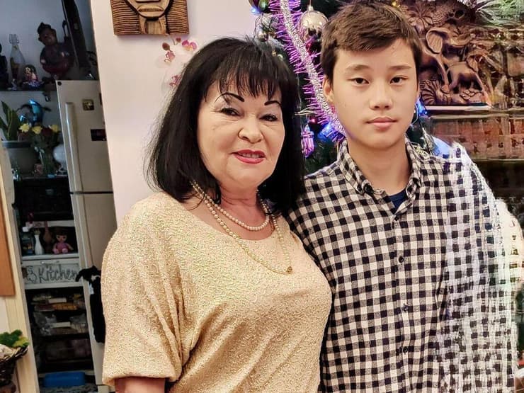 ואדים קים עם סבתו טטיאנה. "איך ייתכן שרק הוא נשאר מחוץ למעגל?" (צילום: אוסף פרטי) ואדים קים יחד עם סבתו טטיאנה