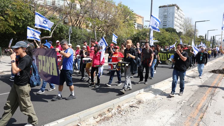 צעדת מחאה נגד הממשלה מאוניברסיטת תל אביב לרכבת