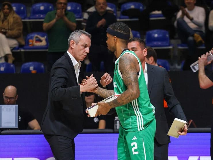 תחושת גאווה ובטן מלאה על השיפוט. קטש ובראון, אתמול (צילום: דראגן טשיץ') מכבי ת"א עודד קטש פנאתינייקוס לורנזו בראון