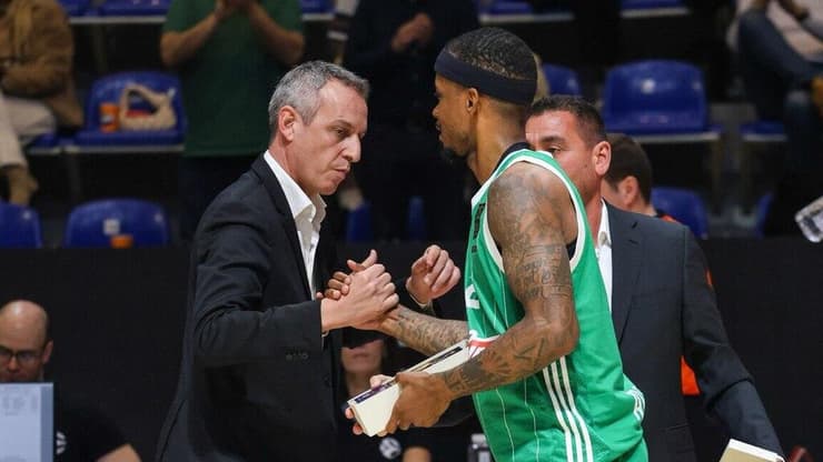 "בסוף לא הצלחנו לעצור אותם". קטש ובראון (צילום: דראגן טשיץ') מכבי ת"א עודד קטש פנאתינייקוס לורנזו בראון