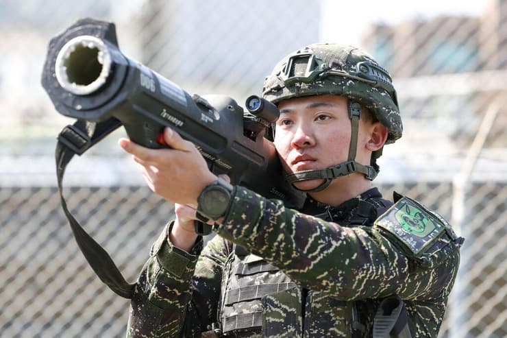 קיבלו טילי קרקע-ים מארה"ב. חייל בתרגיל של צבא טייוואן, החודש (צילום: I-Hwa Cheng / AFP) חיילים של צבא טייוואן בבסיס ב טאייפיי 21 במרץ