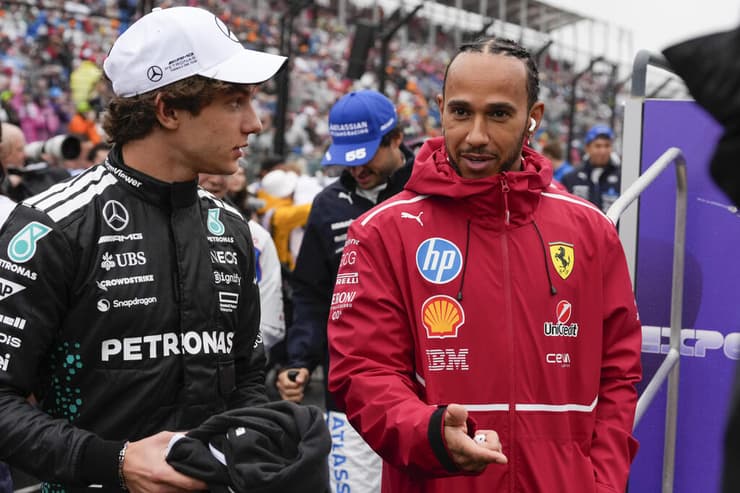 קימי אנטונלי לצד לואיס המילטון