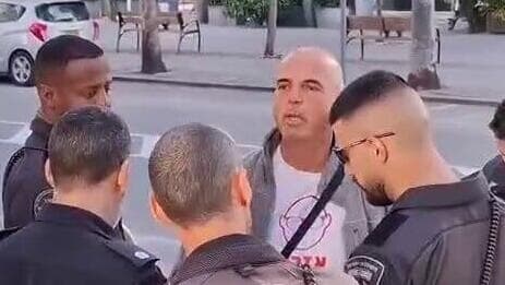 מעצרו של איציק לוי שהפגין מתחת לביתו של אמיר אוחנה בתל אביב