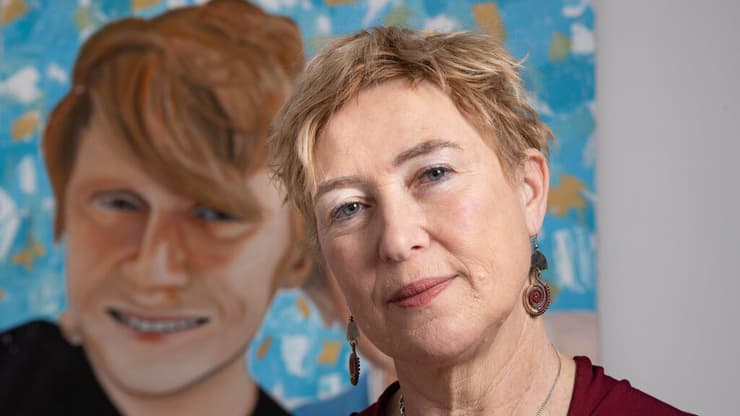 איריס חיים על רקע תמונת בנה, יותם ז"ל