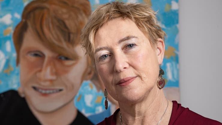 איריס חיים על רקע תמונת בנה, יותם ז"ל