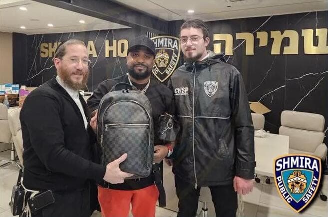 התיק ואנשי "שמירה" (צילום: ארגון "שמירה") התיק הוחזר לבעלים