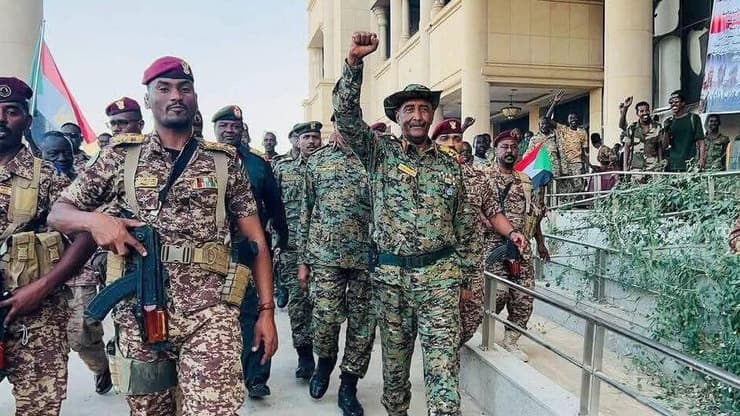 שליט סודן אל-בורהאן חוזר לחרטום אחרי הדיפת לוחמי ה-RSF במרץ שליט סודן אל בורהאן חוזר ל חרטום