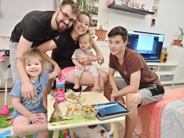 ואדים עם אחותו ומשפחתה, שמעמדה ומעמד בנותיה הוסדר לפני זמן רב. "המדינה הפקירה אותי" (צילום: אוסף פרטי) ואדים קים עם משפחתו