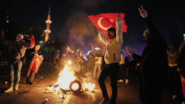 הפגנות בטורקיה נגד הנשיא רג'פ טאיפ ארדואן (צילום: AP Photo/Emrah Gurel) טורקיה הפגנות נגד הנשיא רג'פ טאיפ ארדואן בעקבות מעצר אכרם אימאמאולו