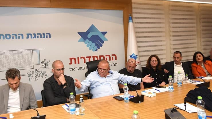 המפגש שקיים יו"ר ההסתדרות ארנון בר-דוד (צילום: יסמין גיל) יו"ר ההסתדרות ארנון בר-דוד נפגש עם ראשי המשק על רקע החקיקה המשפטית