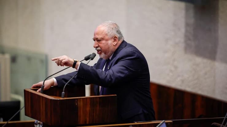"פוליטיקאים ימנו שופטים כמו עוד ג'וב לחבר מרכז". ליברמן (צילום: נועם מושקוביץ / דוברות הכנסת) הצבעת חוק יסוד השפיטה במליאת הכנסת