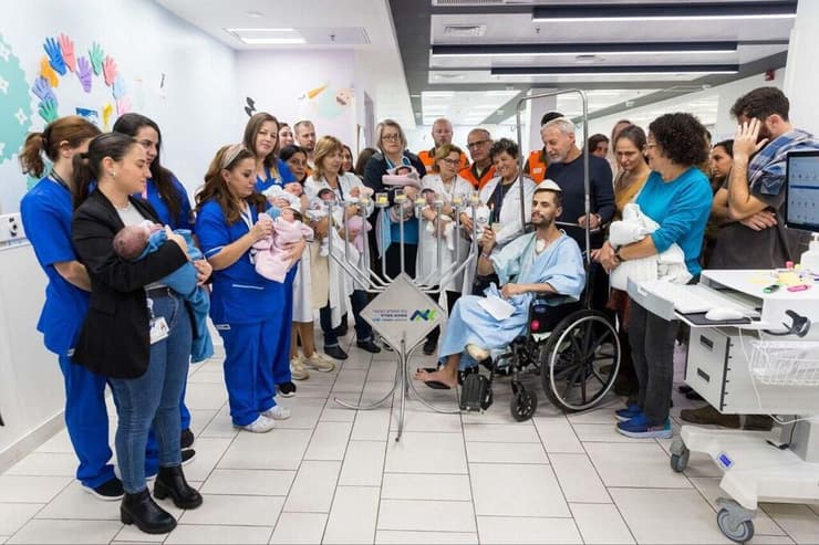 יואב מדליק נרות חנוכה בתינוקייה. אקט סמלי ומרגש (צילום: באדיבות המשפחה) ידידה צבעוני