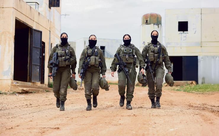 הצוות הרפואי הבכיר (מימין לשמאל): סמל ש', סגן ד"ר ע', סמל נ' וסמ"ר ג'