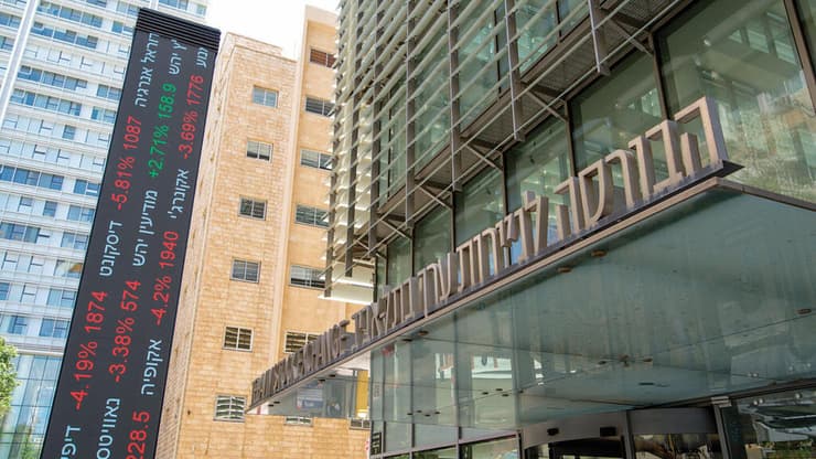 הבורסה לניירות ערך. מידע גלוי וזמין על כל החברות הציבוריות בשוק (צילום: Shutterstock ,Teo K) הבורסה לניירות ערך. מידע גלוי וזמין על כל החברות הציבוריות בשוק
