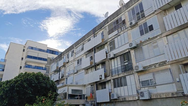 בניין ישן בדרום הארץ שזקוק להתחדשות עירונית (צילום: Shutterstock, Apustus) בניין ישן בדרום הארץ שזקוק להתחדשות עירונית