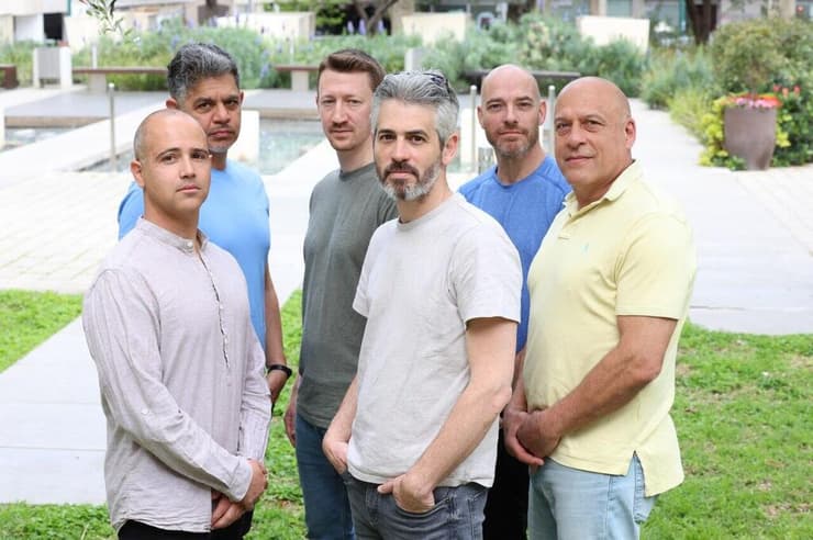 המילואימניקים עופר פביאן, יואב אדומי, אופיר יוגב, רועי פרנק, ארז בן עזרא ואוהד ניימרק (צילום: אביגיל עוזי) לוחמים נאבקים למען חוק גיוס שיוויני