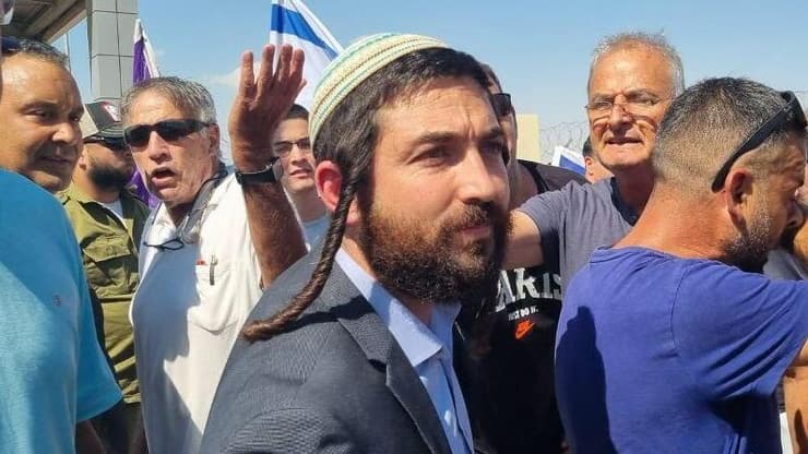ח"כ צבי סוכות פורץ למתקן הכליאה שדה תימן יחד עם אזרחים נוספים