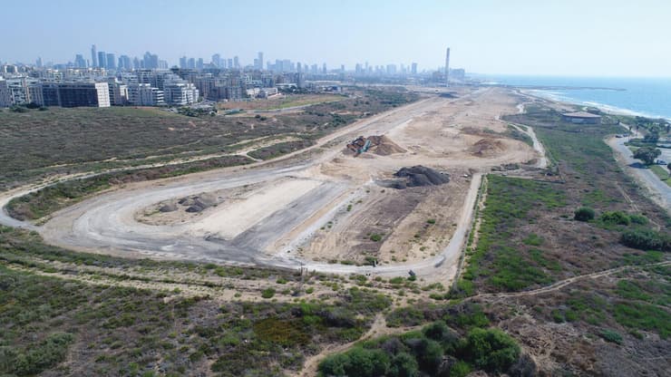 מחירי הקרקע בשדה דב ירדו. האם גם המחיר של הדירות יירד? עבודות פיתוח במתחם שדה דב (צילום: Shutterstock ,Mapic Aerials) מחירי הקרקע בשדה דב ירדו. האם גם המחיר של הדירות יירד? עבודות פיתוח במתחם שדה דב