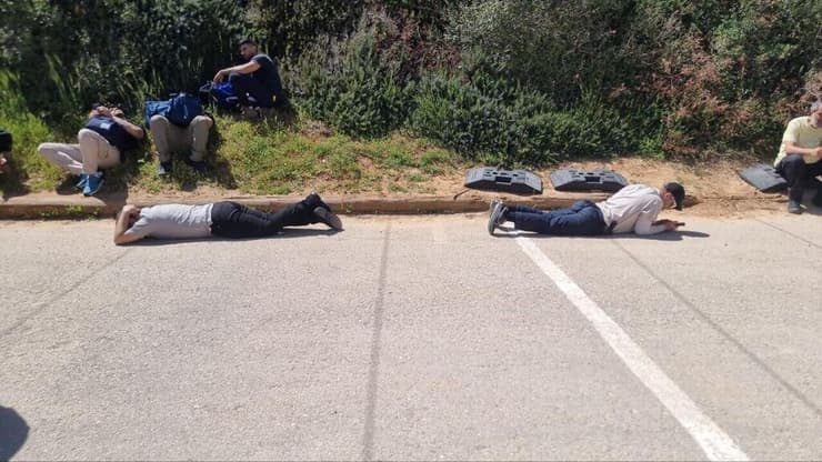 אזרחים משתטחים על הרצפה בגוש עציון בעקבות השיגורים מתימן אזרחים משתטחים על הרצפה בעקבות שיגורים מתימן