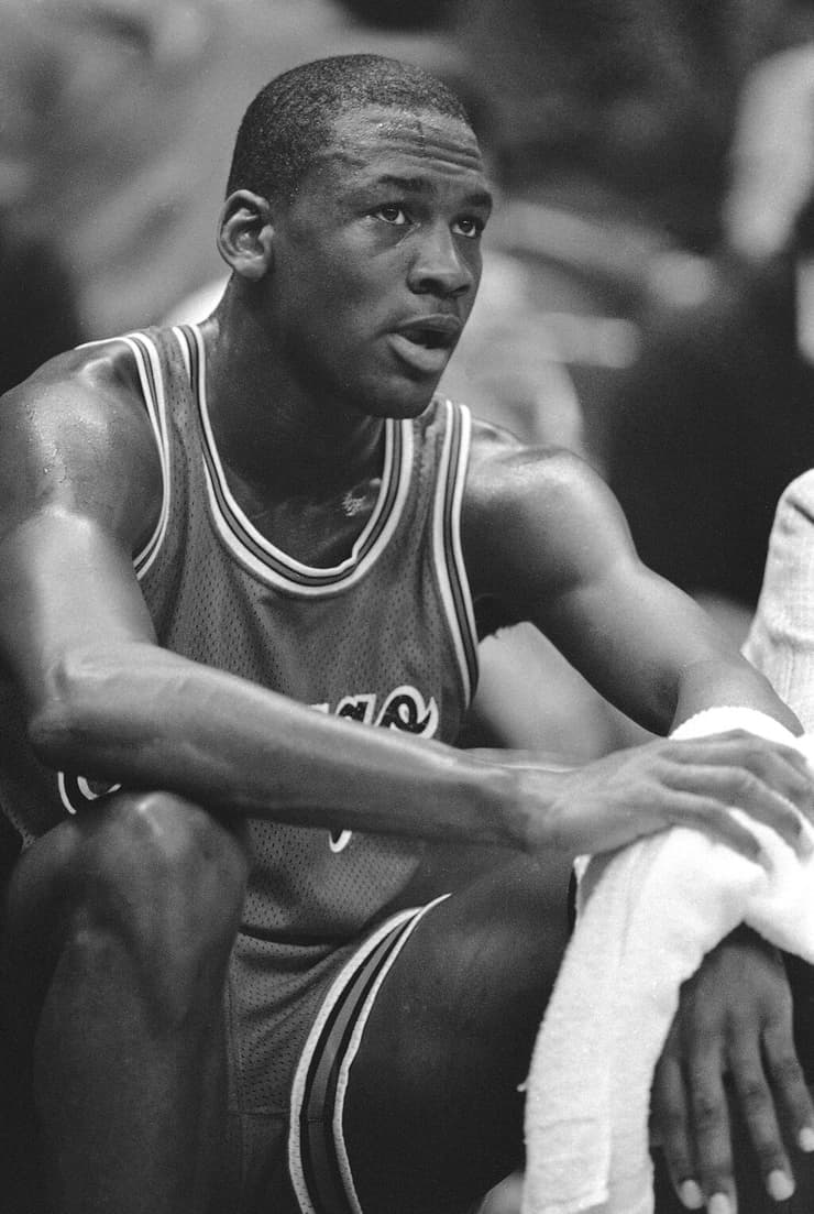 נבחר במקום השלישי בלבד בדראפט 1984. מייקל ג'ורדן (AP Photo/Eric Risberg) מייקל ג'ורדן 1984/85