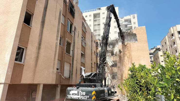 "הממשלה טרם יצאה במהלך משמעותי". הריסה בפרויקט התחדשות עירונית של קבוצת אלמוג (צילום: אורי חודי) "הממשלה טרם יצאה במהלך משמעותי". הריסה בפרויקט התחדשות עירונית של קבוצת אלמוג