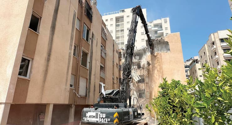 הריסה במסגרת פרויקט פינוי בינוי (צילום: אורי חודי) "הממשלה טרם יצאה במהלך משמעותי". הריסה בפרויקט התחדשות עירונית של קבוצת אלמוג