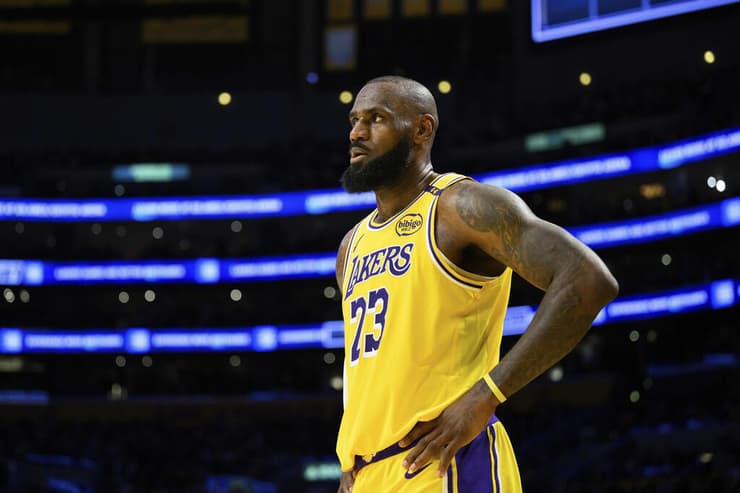 שחקן לוס אנג'לס לייקרס לברון ג'יימס