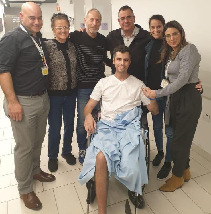 יואב צבעוני יחד עם משפחתו והצוות הרפואי בבית החולים (צילום: באדיבות המשפחה) ידידה צבעוני