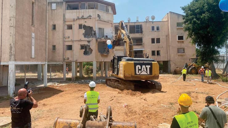 "הממ"ד הפך לצורך קיומי אמיתי". הריסת בניין בהתחדשות עירונית של אורון נדל"ן (צילום: עמי לאור) "הממ"ד הפך לצורך קיומי אמיתי". הריסת בניין בהתחדשות עירונית של אורון נדל"ן