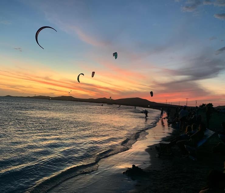 גולשי קייט על רקע השקיעה 