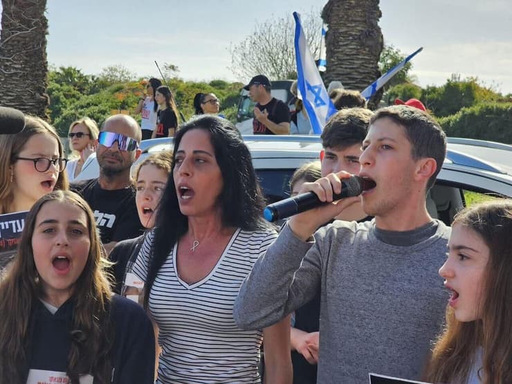 עינב צנגאוקר בהפגנה, הבוקר (צילום: זהר בר-יהודה) עינב צנגאוקר בהפגנת הנוער בכפר הירוק