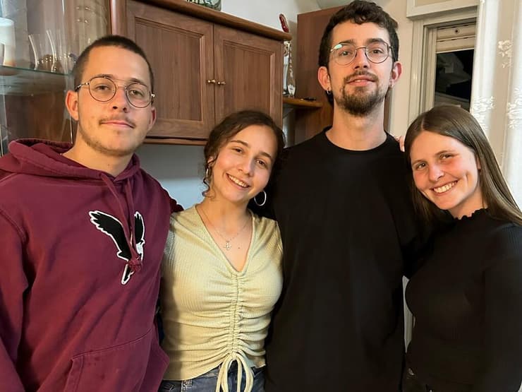 מימין לשמאל: דינה, דניאל ומאיה אפשטיין עם אחיהם, רון ז"ל (צילום: באדיבות המשפחה) מימין לשמאל: דינה, דניאל ומאיה אפשטיין עם אחיהם, רון ז"ל