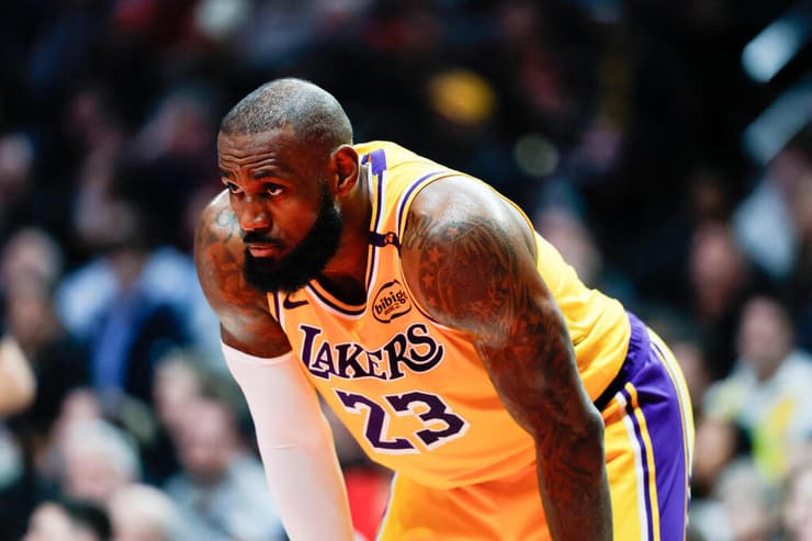 שחקן לוס אנג'לס לייקרס לברון ג'יימס