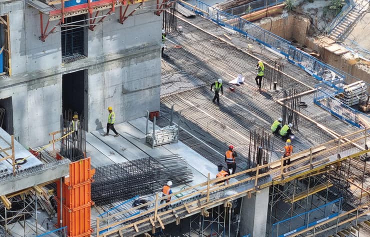 "עלות הבנייה עולה ואיתה מחירי הדירות". אתר בנייה בפתח תקווה