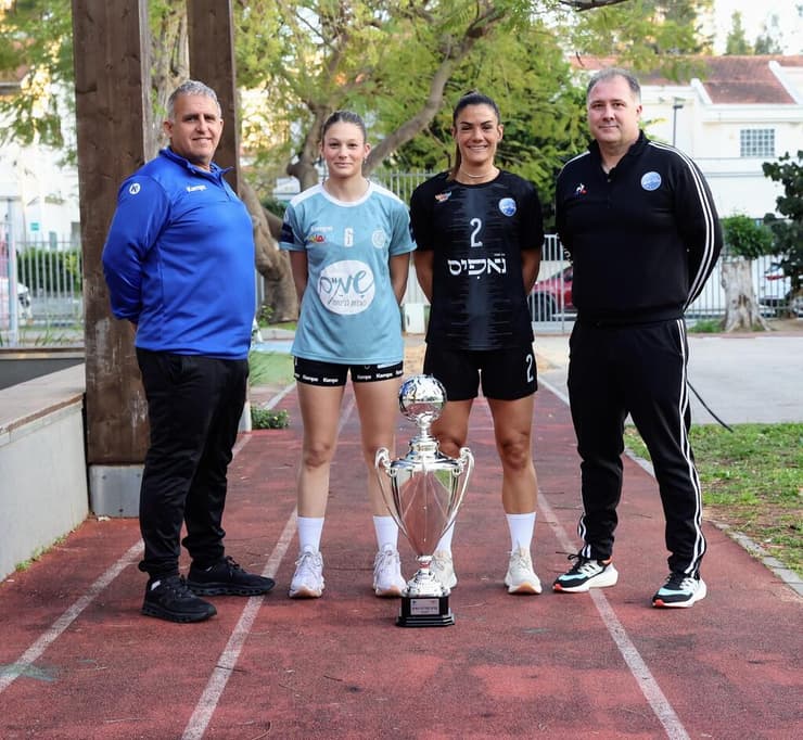 המאמנים מאקסיץ' ו-ויינטרוב, והקפטניות דניאלה דרגוייביץ' ושיר גבזה